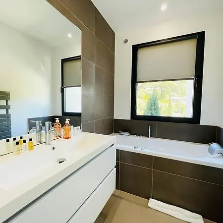 Apartamento Contemporary With Tasteful Decor