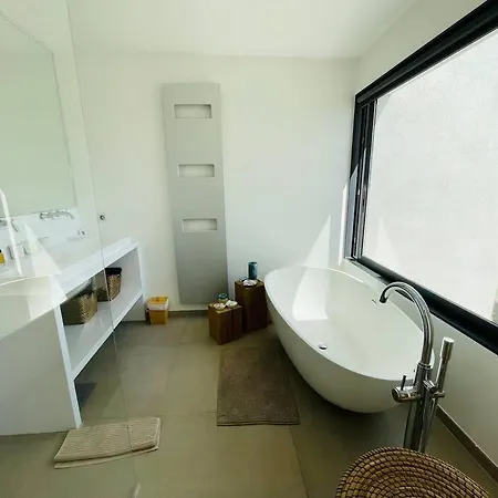 Apartamento Contemporary With Tasteful Decor