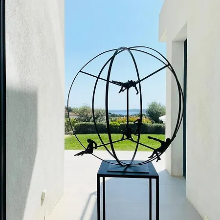 Apartamento Contemporary With Tasteful Decor *