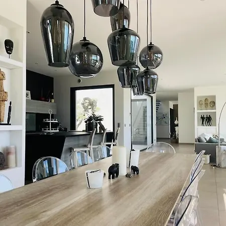Contemporary With Tasteful Decor *