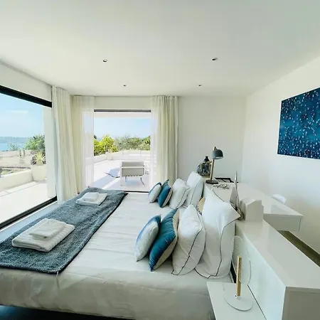 Daire Contemporary With Tasteful Decor