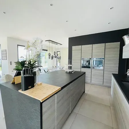 Daire Contemporary With Tasteful Decor