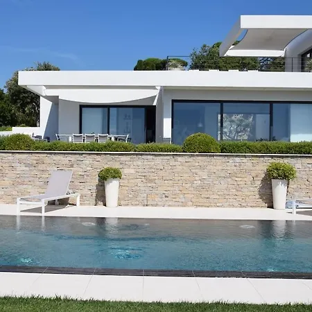 Daire Contemporary With Tasteful Decor *