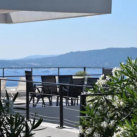 Contemporary With Tasteful Decor Daire La Croix-Valmer