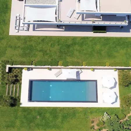 Daire Contemporary With Tasteful Decor
