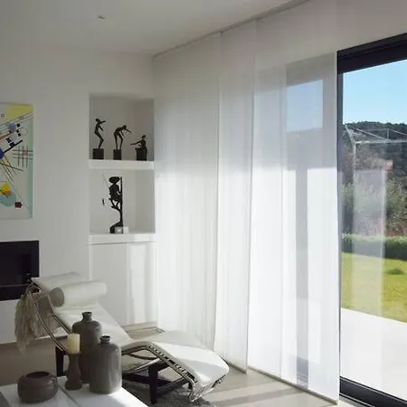 Daire Contemporary With Tasteful Decor *