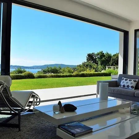 Daire Contemporary With Tasteful Decor