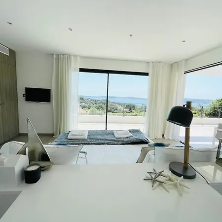 Contemporary With Tasteful Decor La Croix-Valmer